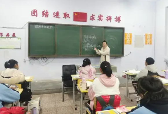 打破传统课堂让老师从讲台前走到了学生后从教师主导到学生主场 打破传统课堂让老师从讲台前走到了学生后从教师主导到学生主场