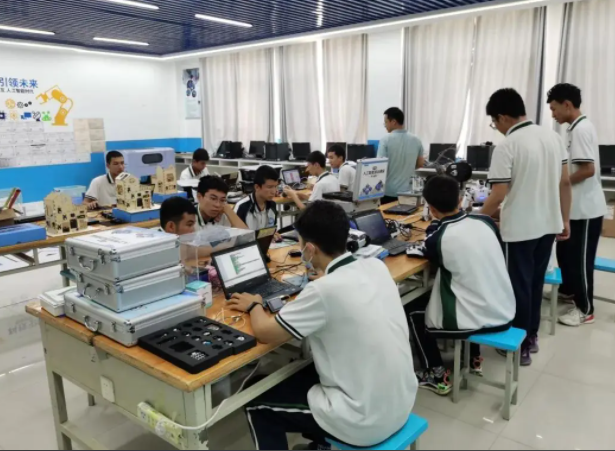 教师们焕宣布如此的热情和创造力的氛围在校园里弥漫开来 教师们焕宣布如此的热情和创造力的氛围在校园里弥漫开来