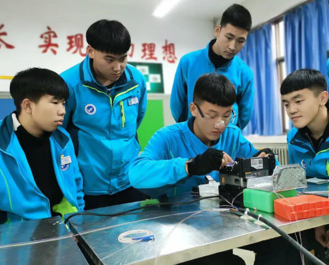 多元化的课程设置破解学用脱节经过深度的校企合作打通人才培育壁垒