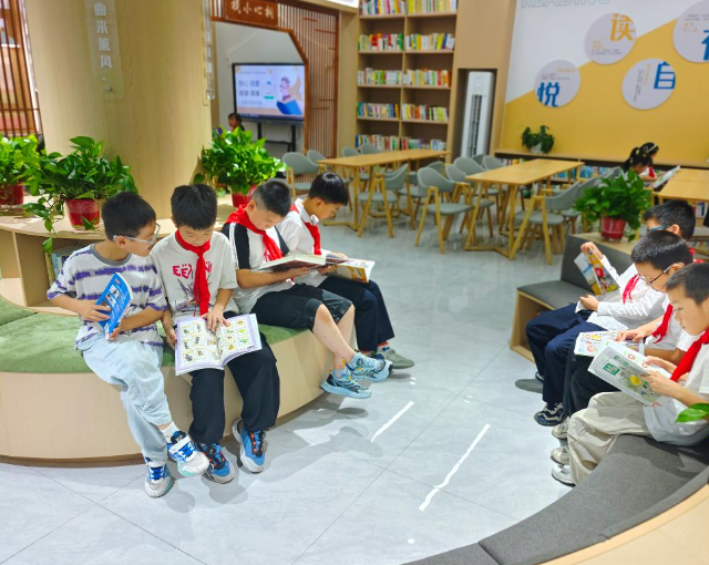 数字阅览室是全校孩子心心念念的打卡宝地三三两两围坐在一起 数字阅览室是全校孩子心心念念的打卡宝地三三两两围坐在一起