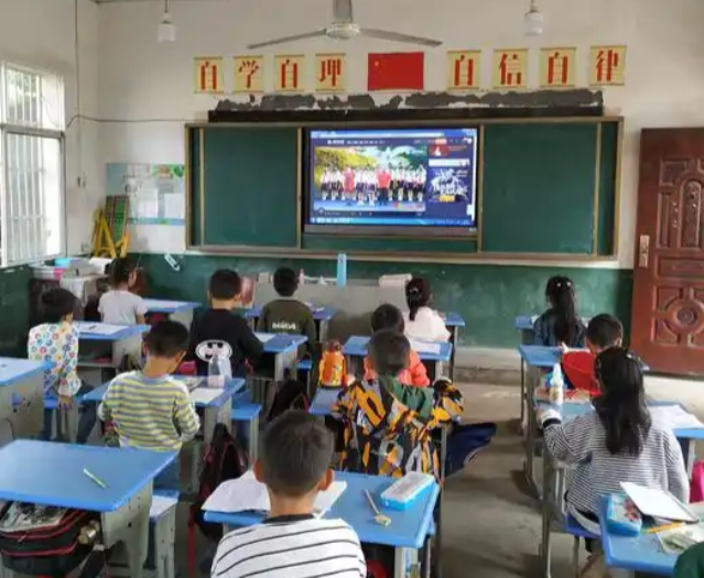 这组多轮对话发生在一所牧区村庄小学的