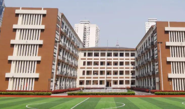 新学期师生的到来变革强师让教育质量节