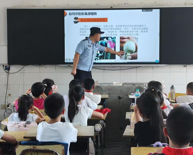 宣传教育打出一套组合拳针对村庄学生交