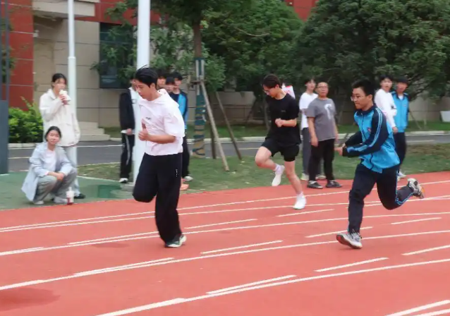 笃定中学的高一重生眉宇间有一股新学校