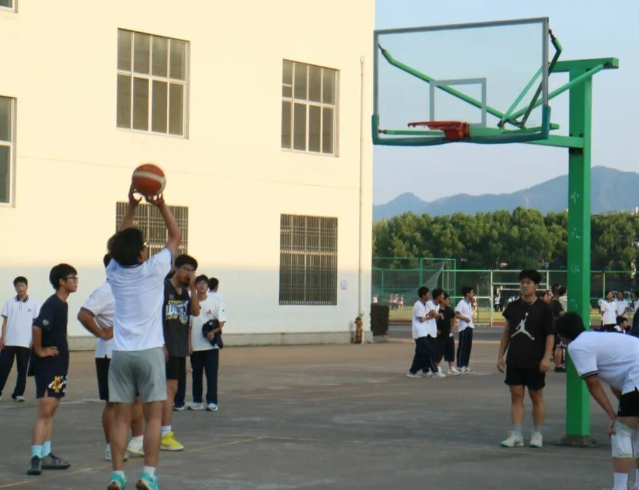 校园坚持以赛为媒以体育心把班超班BA作